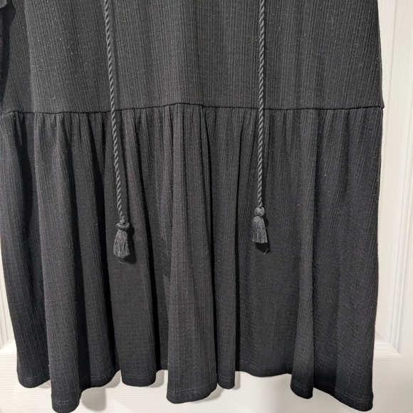 Torrid Fabric Mix Textured Jersey Embroidered Neckline Mesh Flutter Sleeve Top 2 - Picture 6 of 12